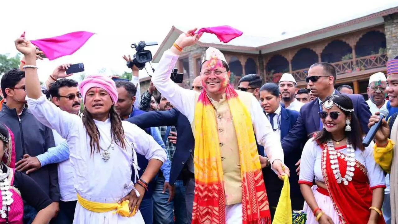 कलाकारों संग होली के रंग में रंगे मुख्यमंत्री