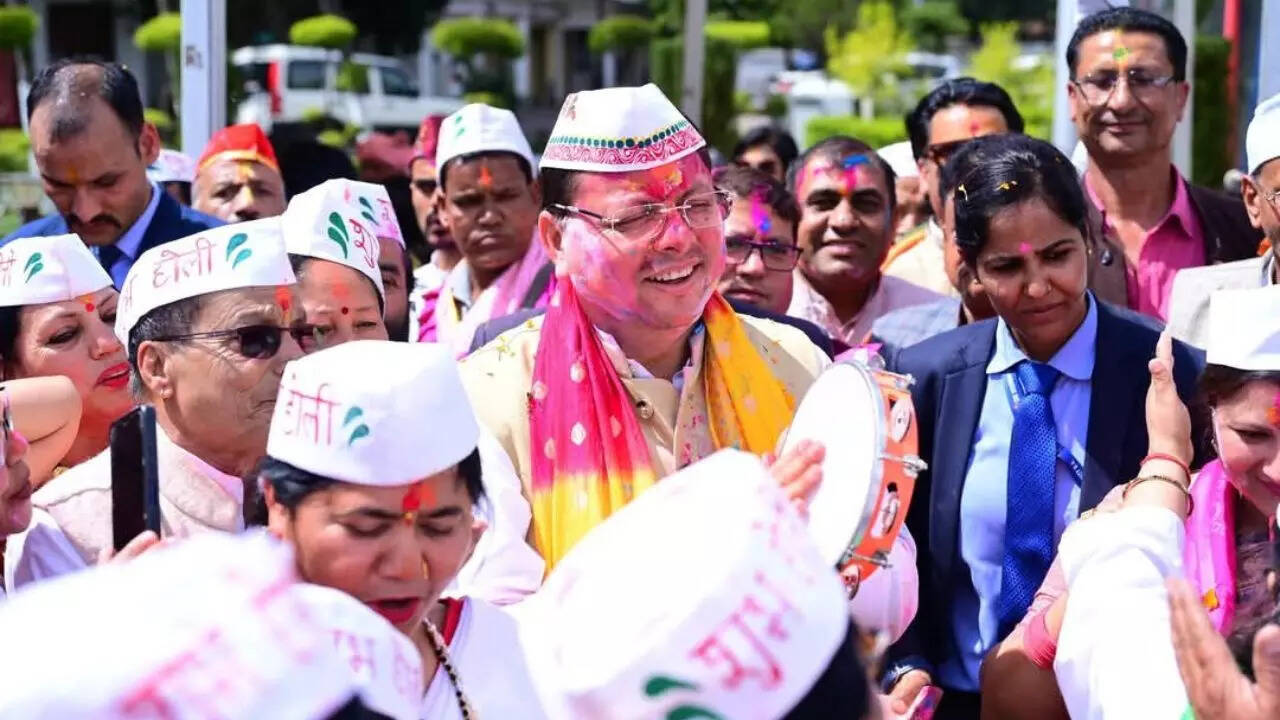 CM आवास में जुटे लोक कलाकार