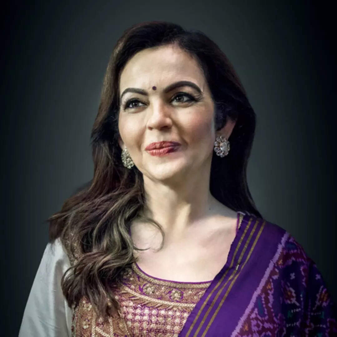 नीता अंबानी की पानी की बोतल