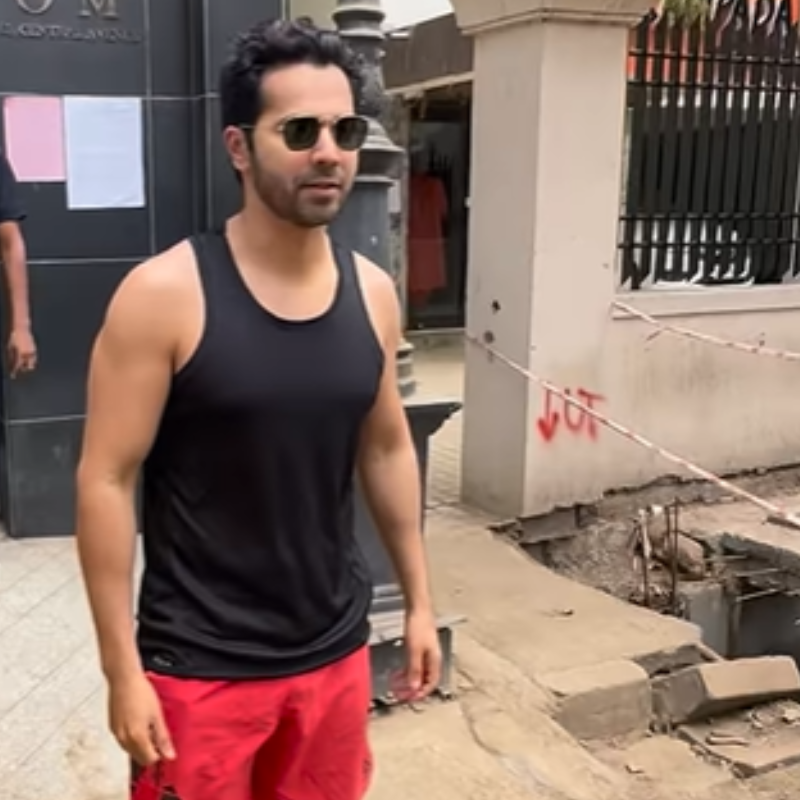 चश्मा लगाए नजर आए वरुण धवन