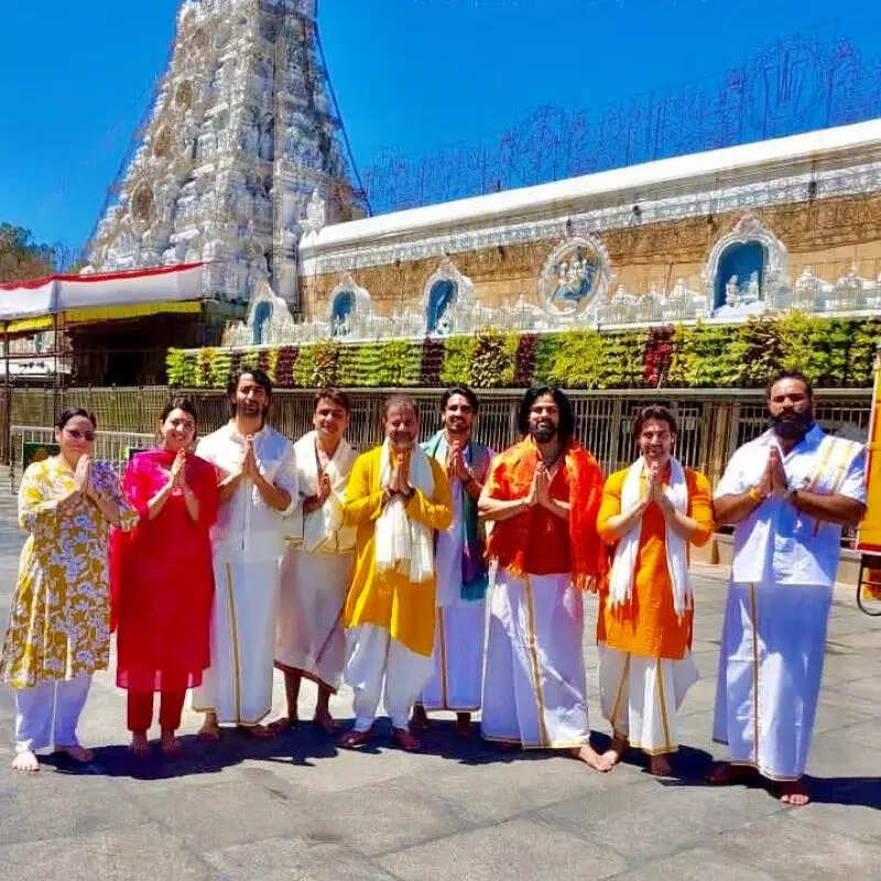 महाभारत स्टार्स के साथ तिरुपति मंदिर पहुंचे शहीर शेख