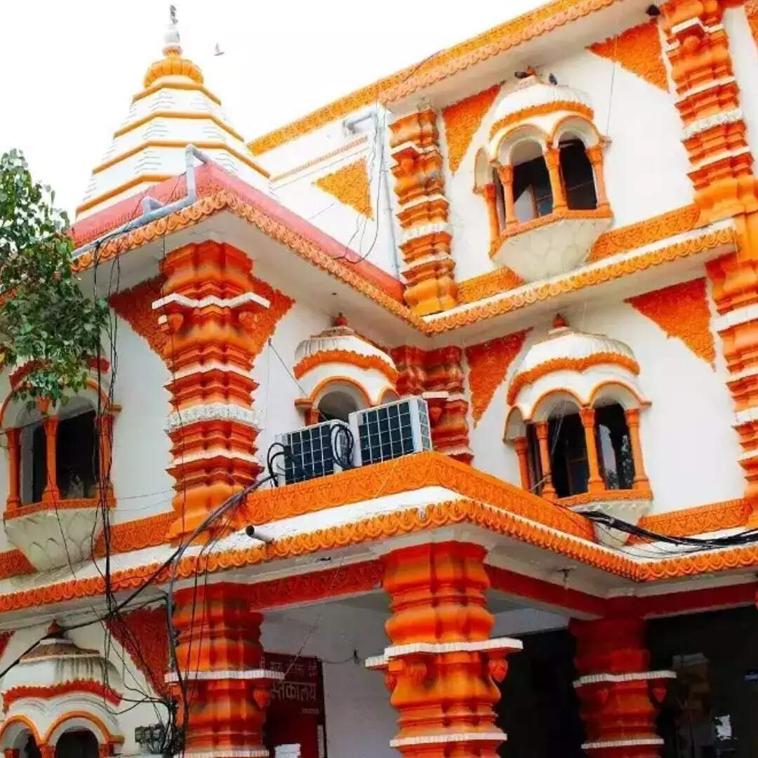 चुन्नी बांधकर मन्नत मांगते हैं भक्त
