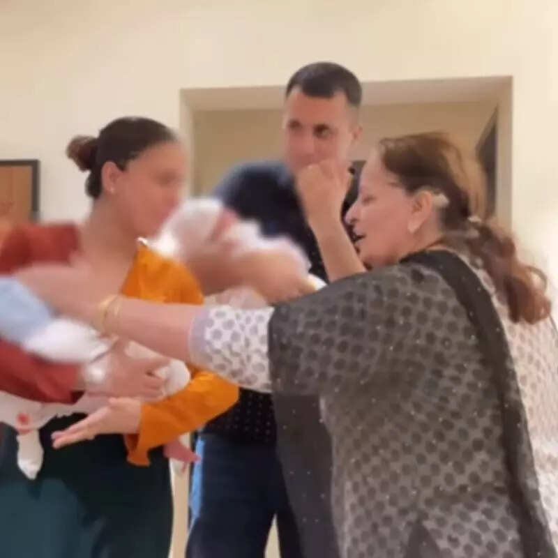 फैंस को अभी तक रखा है बच्चों से दूर