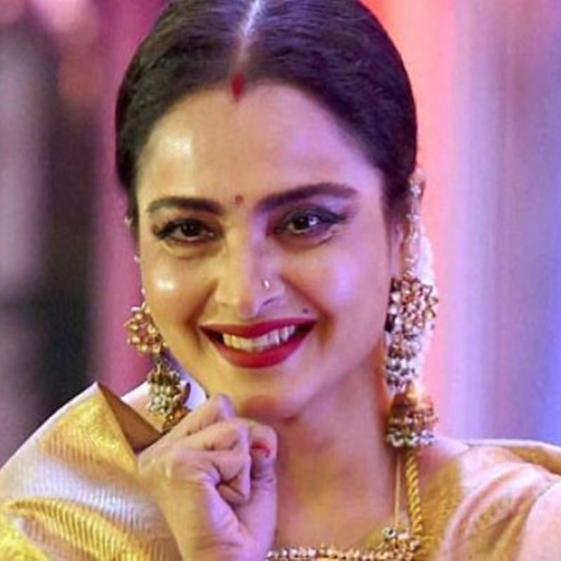 आज भी सिंदूर लगाती है रेखा