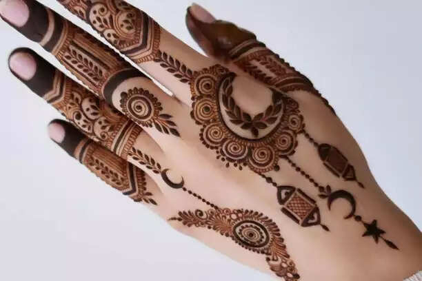 EID 2025 Mehndi Designs (ईद मेहंदी डिज़ाइन): ईद पर हाथों में रचाएं ऐसी  सुंदर मेहंदी, गोल टिक्की से अरेबिक तक.. यहां देखें मेहंदी के ईजी, सिंपल और  खूबसूरत ...