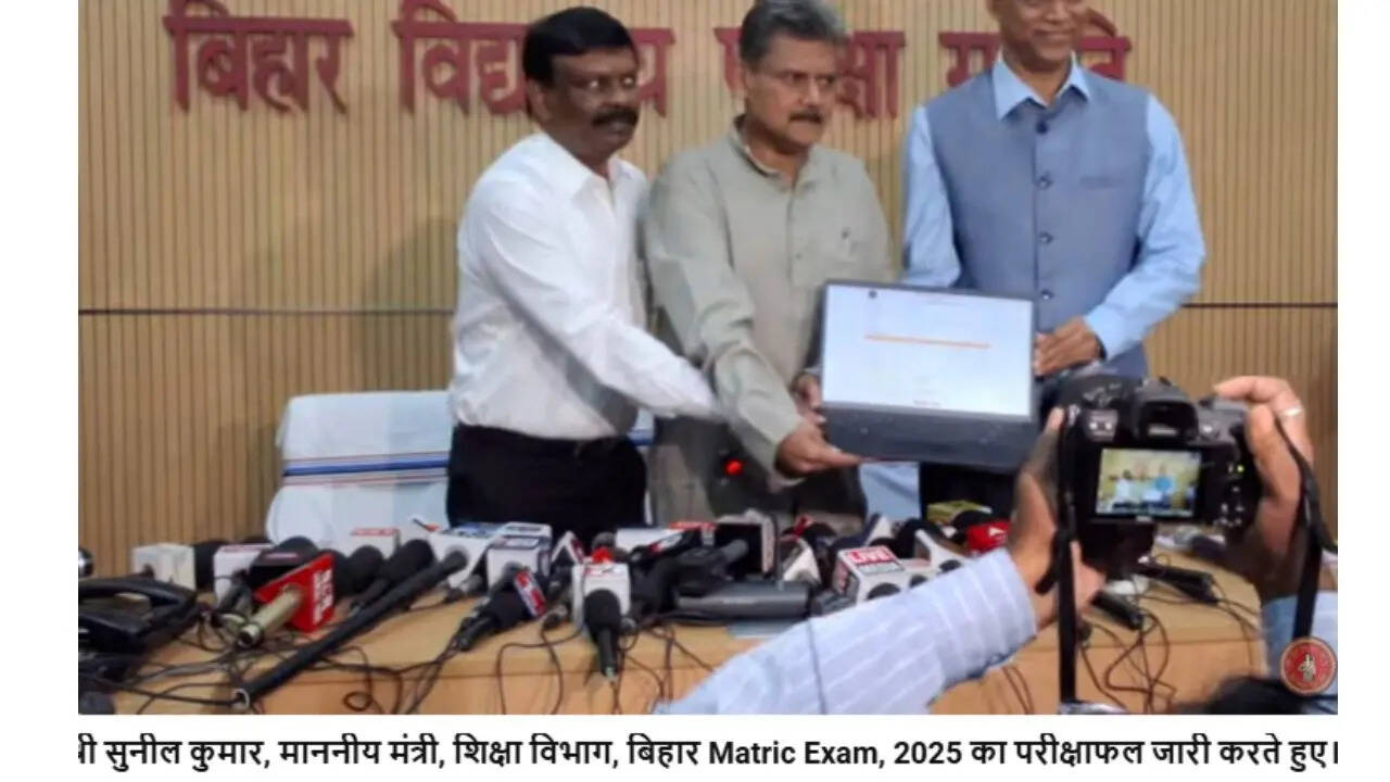 489 अंक लाकर टॉपर बने ये तीन छात्र