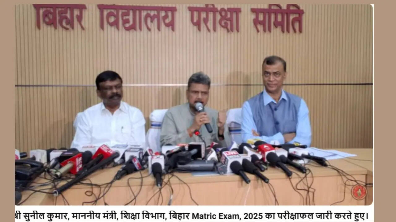 प्रथम स्थान पर तीन ने टॉप किया 489 अंक लाकर टॉपर बने ये तीन छात्र