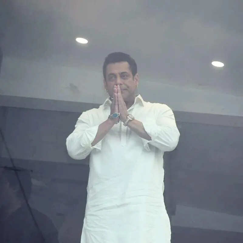 हाथ जोड़कर फैन्स का किया अभिवादन