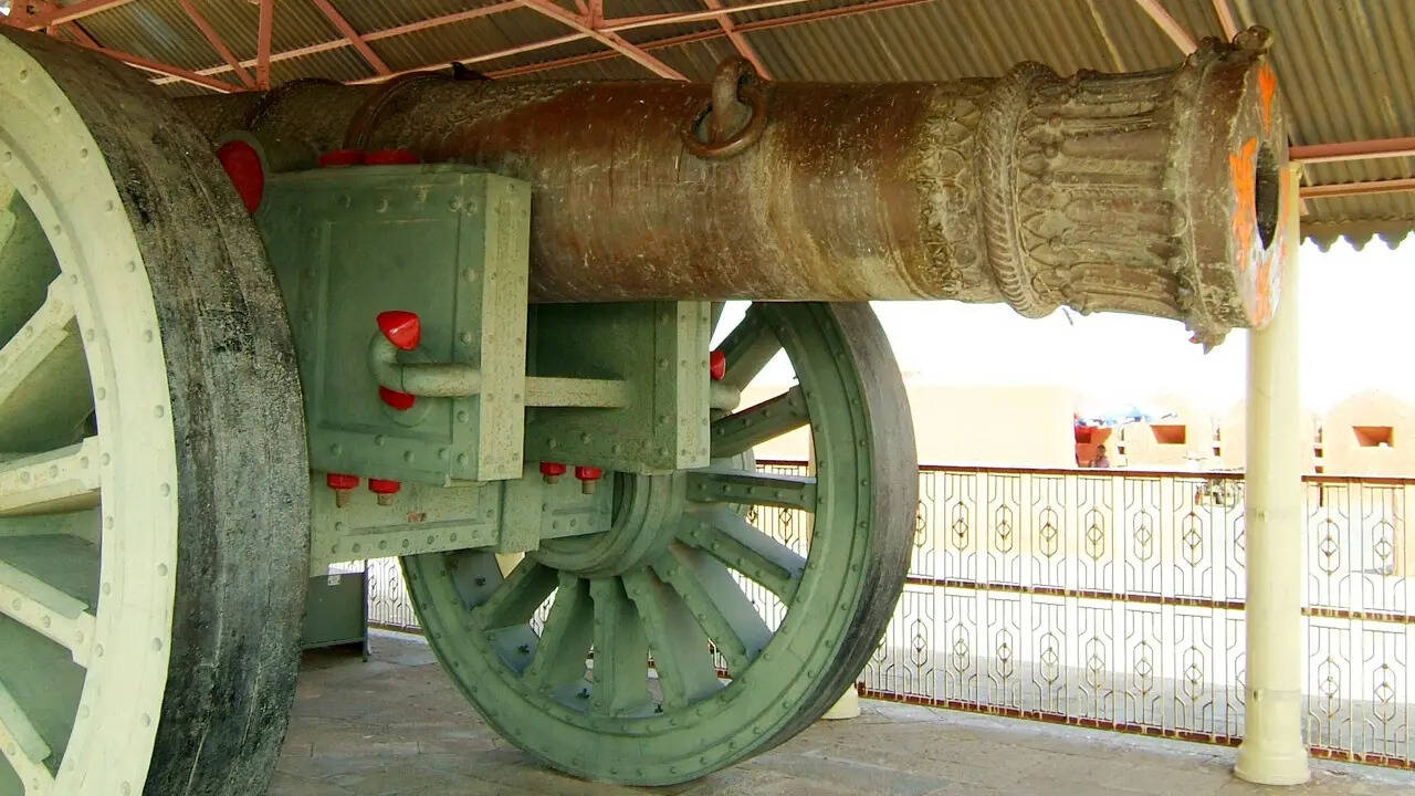 कब बनाई गई तोप