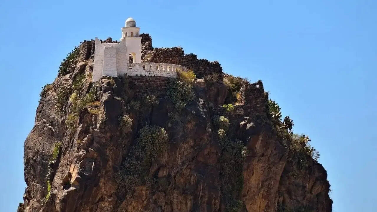 पहाड़ों की चोटी पर मौजूद