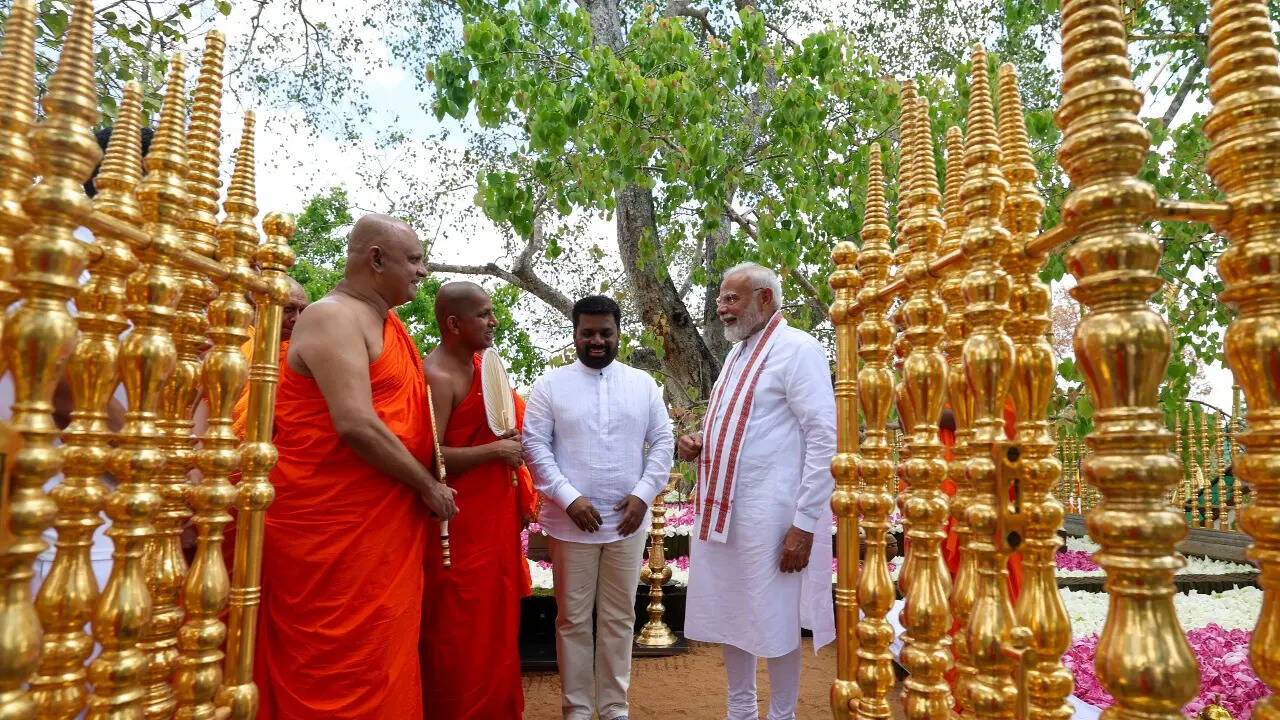 पीएम मोदी ने अनुराधापुरा में जय श्री महाबोधि मंदिर के दर्शन किए
