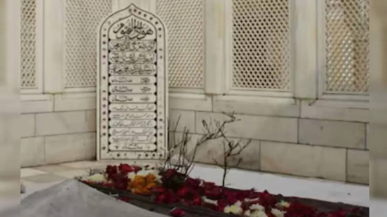 उनके आदेश पर संगमरमर की परत चढ़ाई गई और चारों ओर ग्रिल लगाई गई। यह सुनकर कई लोगों के होश उड़ जाते हैं कि एक ब्रिटिश शासक ने ऐसा कदम उठाया।