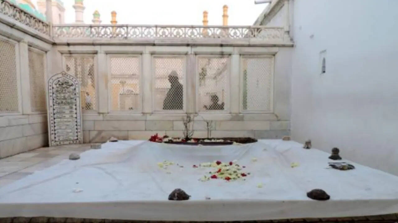 दरअसल औरंगजेब की वसीयत के अनुसार कब्र साधारण रखी गई थी। लेकिन कर्जन को यह सादगी पसंद नहीं आई और उन्होंने इसे सुंदर बनाने का फैसला किया।