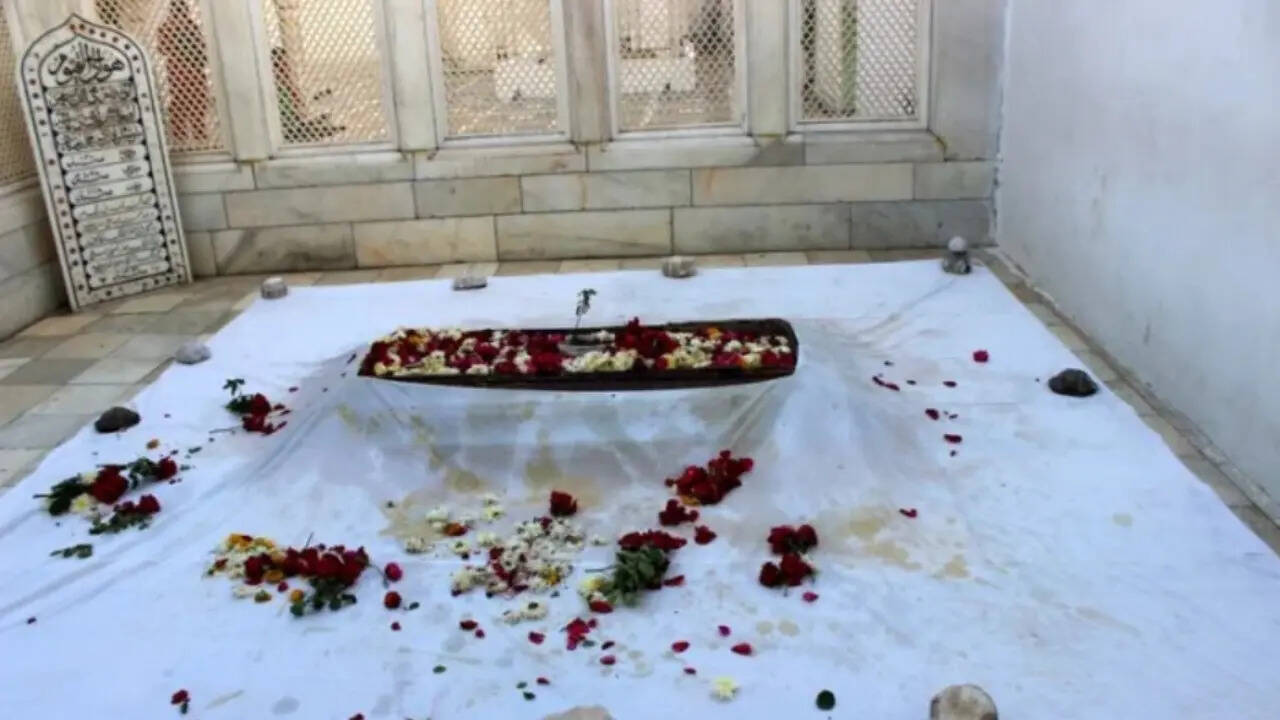 दरअसल गुलामी के दौर में ब्रिटिश वायसराय लॉर्ड कर्जन कब्र की सादगी देखकर हैरान रह गए थे। उन्होंने साल 1904-05 में इस कब्र पर संगमरमर लगवाने का आदेश दिया।