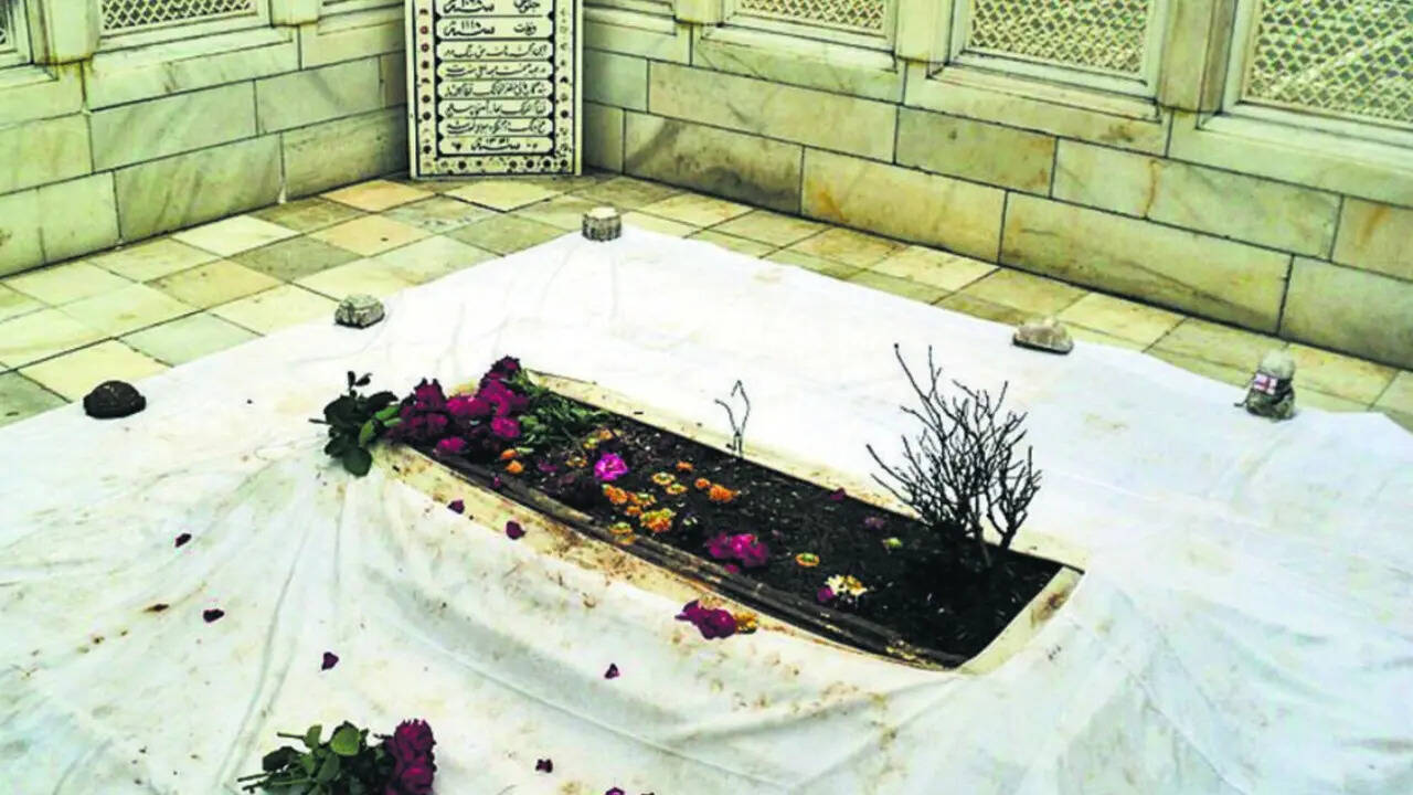 मगर कभी दिमाग में सवाल आया है आखिर किसने औरंगजेब की कब्र पर संगमरमर का पत्थर लगवाया होगा। सवाल का जवाब नाम नहीं जानते हैं तो आज जवाब सुनकर होश उड़ जाएंगे।