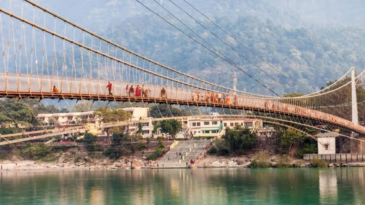 फिलहाल बंद हैं लक्ष्मण झूला