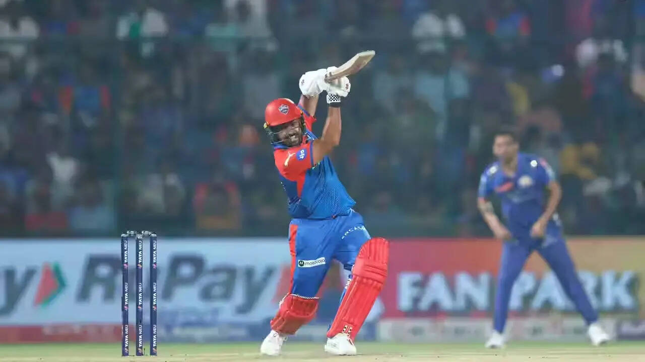 इम्पैक्ट प्लेयर के रूप में उतरे नायर