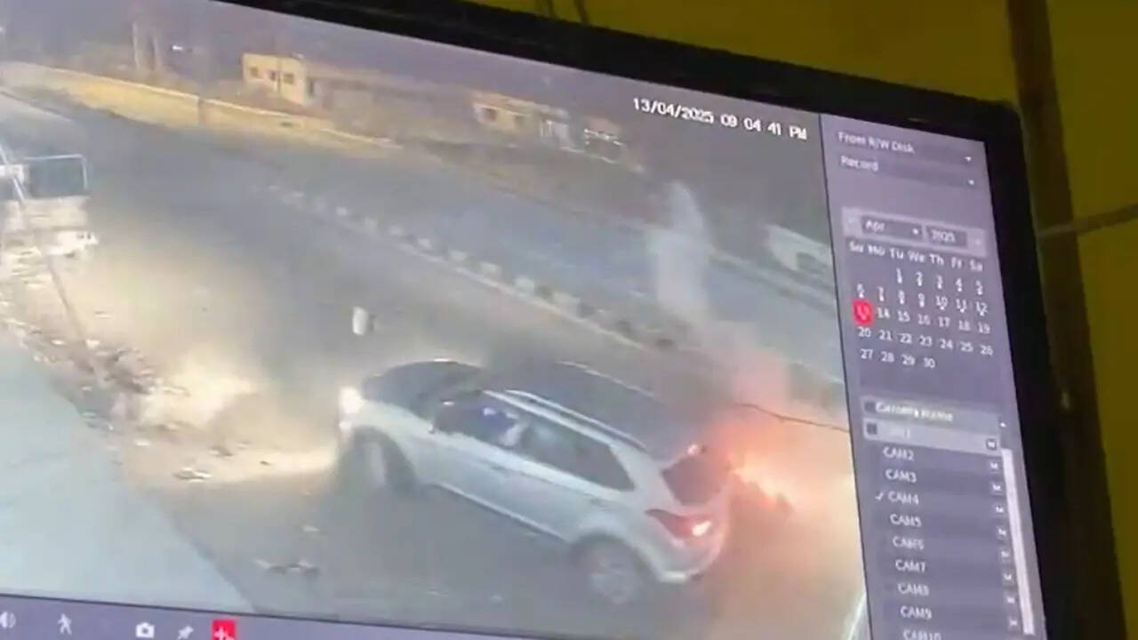 Prayagraj Bomb Attack बाइक सवार बदमाशों ने चलती कार पर फेंका बम हमले में दो लोग जख्मी देखें वीडियो