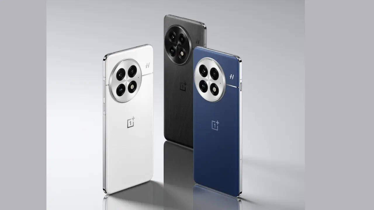 OnePlus 13 (कीमत- 69,998 रुपये)