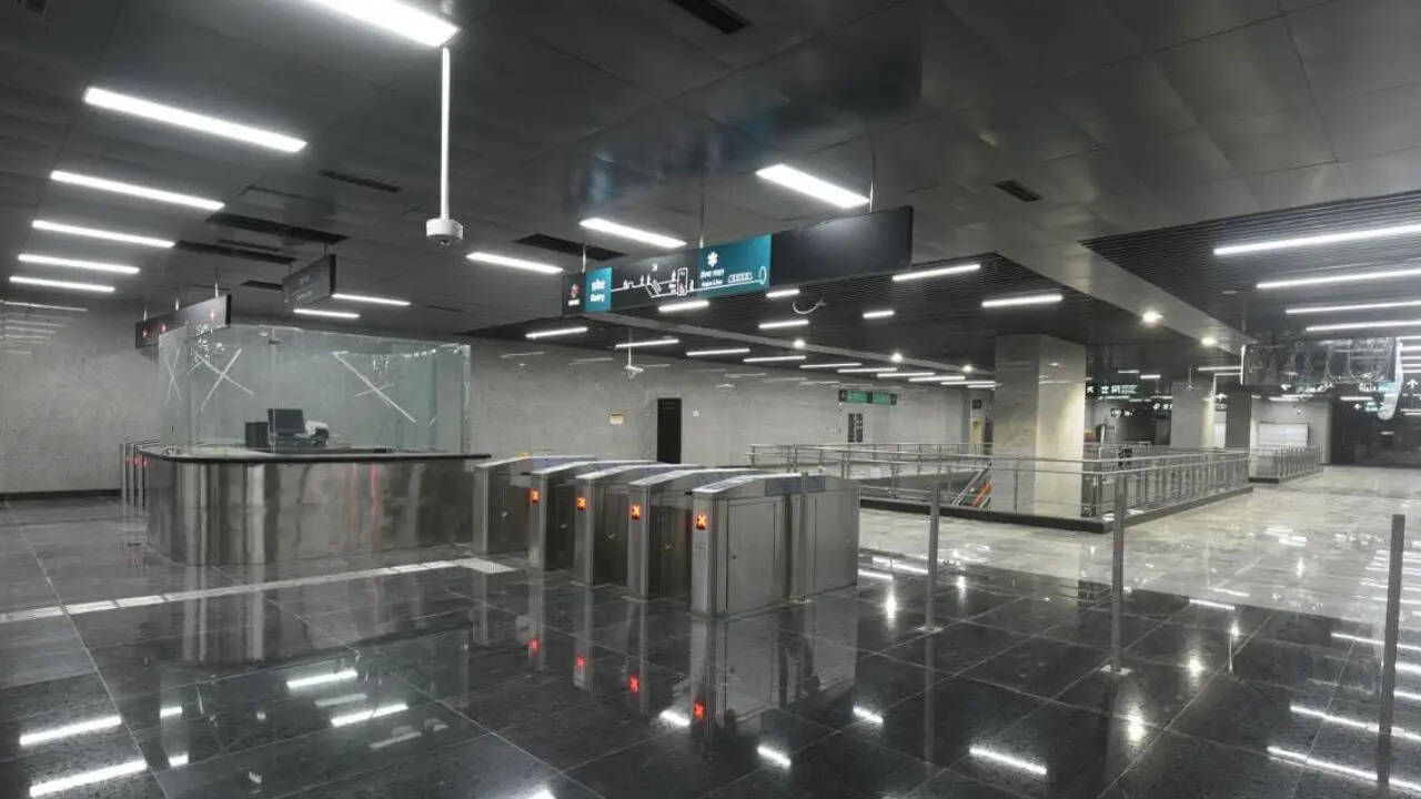 एक्वा लाइन के 9 स्टेशन अंडरग्राउंड