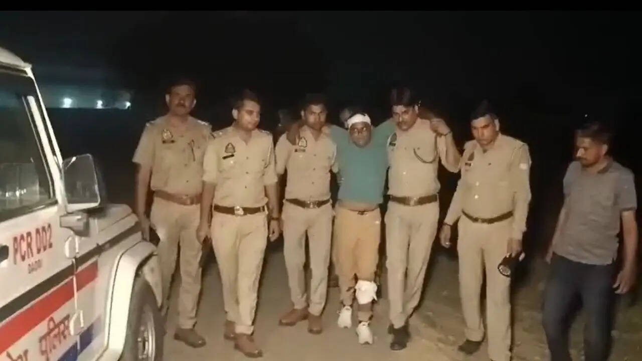 Greater Noida Encounter पुलिस मुठभेड़ में गौकशी का आरोपी गोली लगने के बाद गिरफ्तार दूसरा बदमाश मौके से फरार