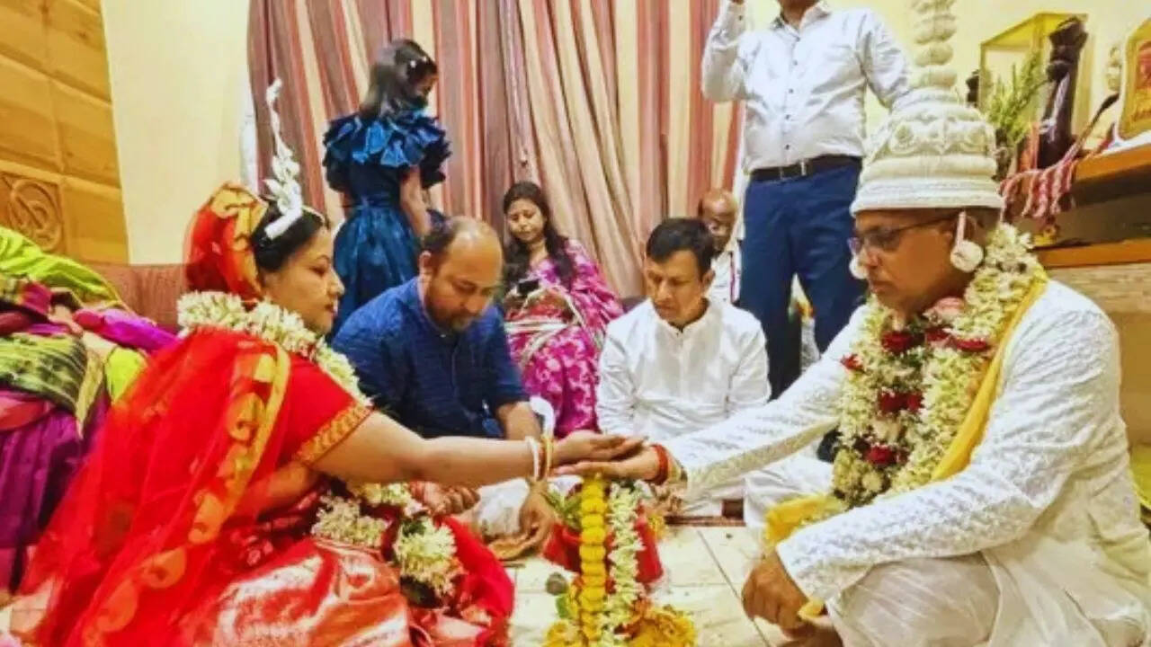 कौन हैं दिलीप घोष की पत्नी