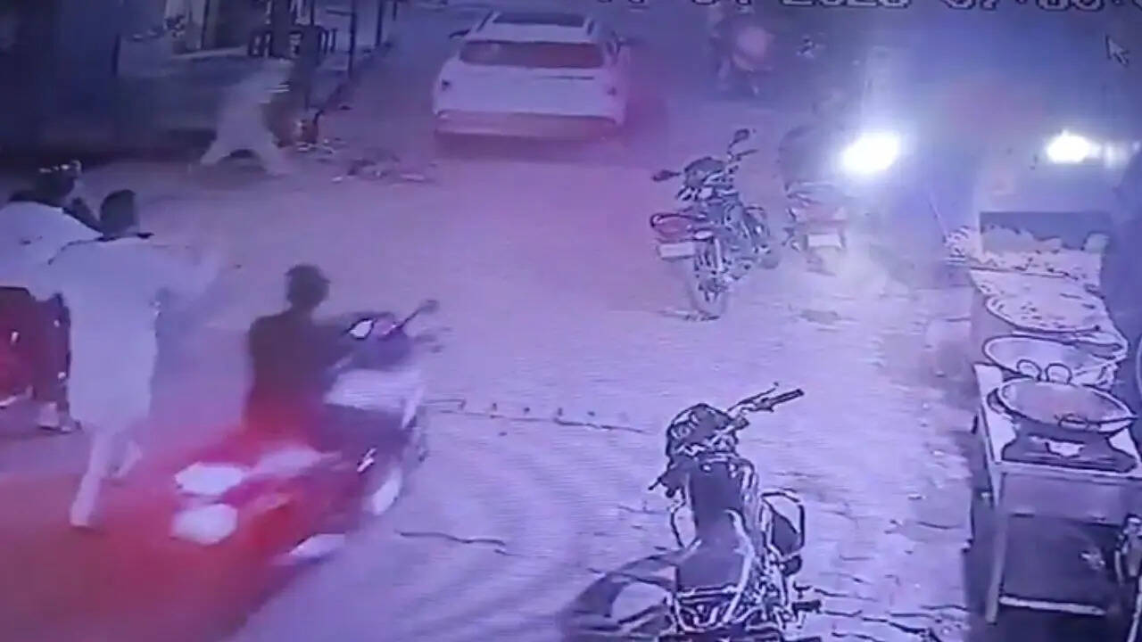 Meerut मेरठ में दिल दहला देने वाला हादसा मासूम बच्ची को कार ने रौदा सामने आया वीडियो