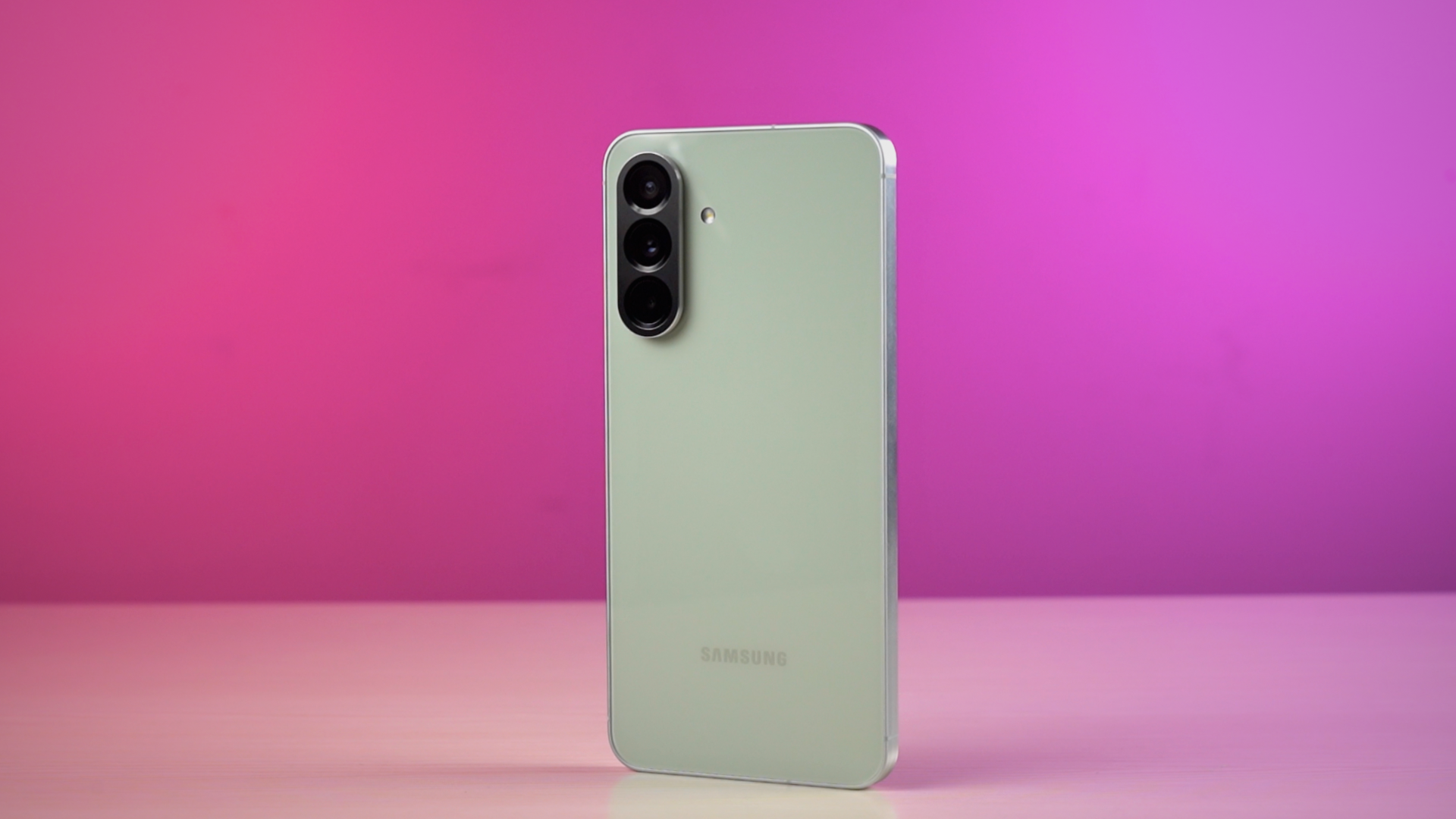 2 OnePlus 13R पावरफुल परफॉर्मेंस और प्रीमियम फीचर्स। कीमत 39343
