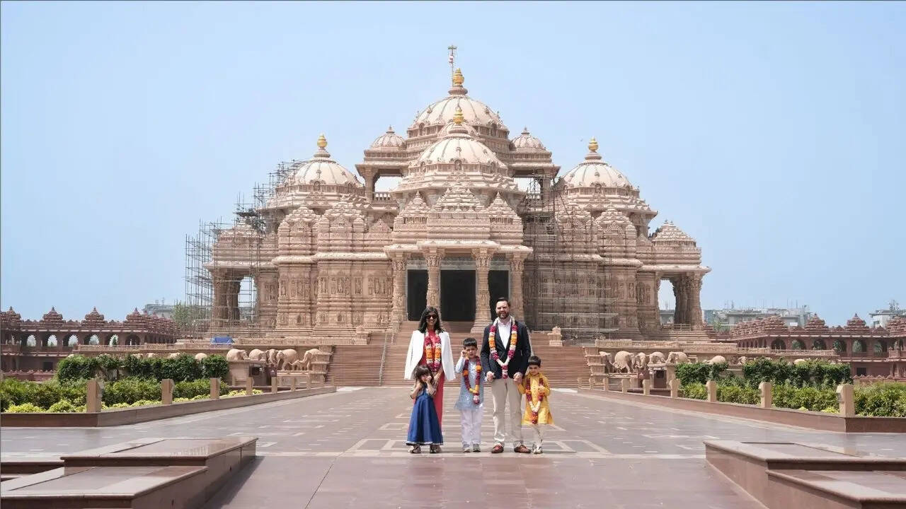 नक्काशी देख मुग्ध हुए