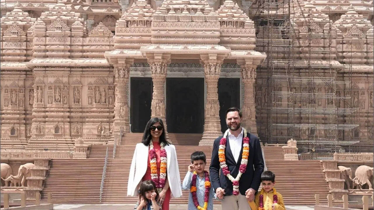 मंदिर में करीब 55 मिनट तक रहे जेडी