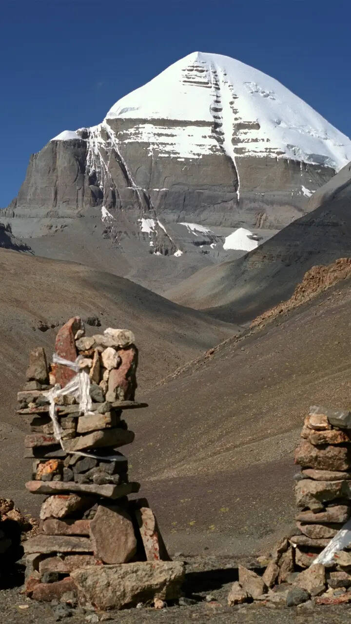 लिपुलेख दर्रा से यात्रा 15-20 दिनों की होती है जिसमें 18 ग्रुप शामिल होते हैं।