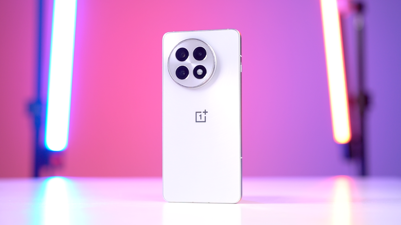4 OnePlus 13 परफॉर्मेंस का पावरहाउस । कीमत 69998