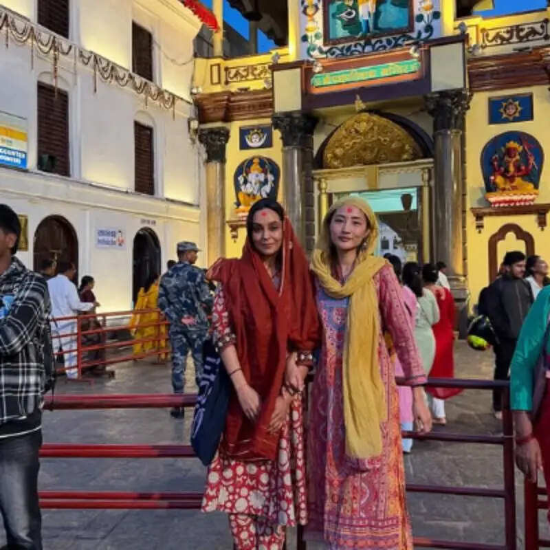 पशुपतिनाथ मंदिर पहुंचीं चारू असोपा
