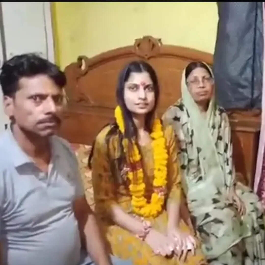 खुशी से झूमे रिश्तेदार 
