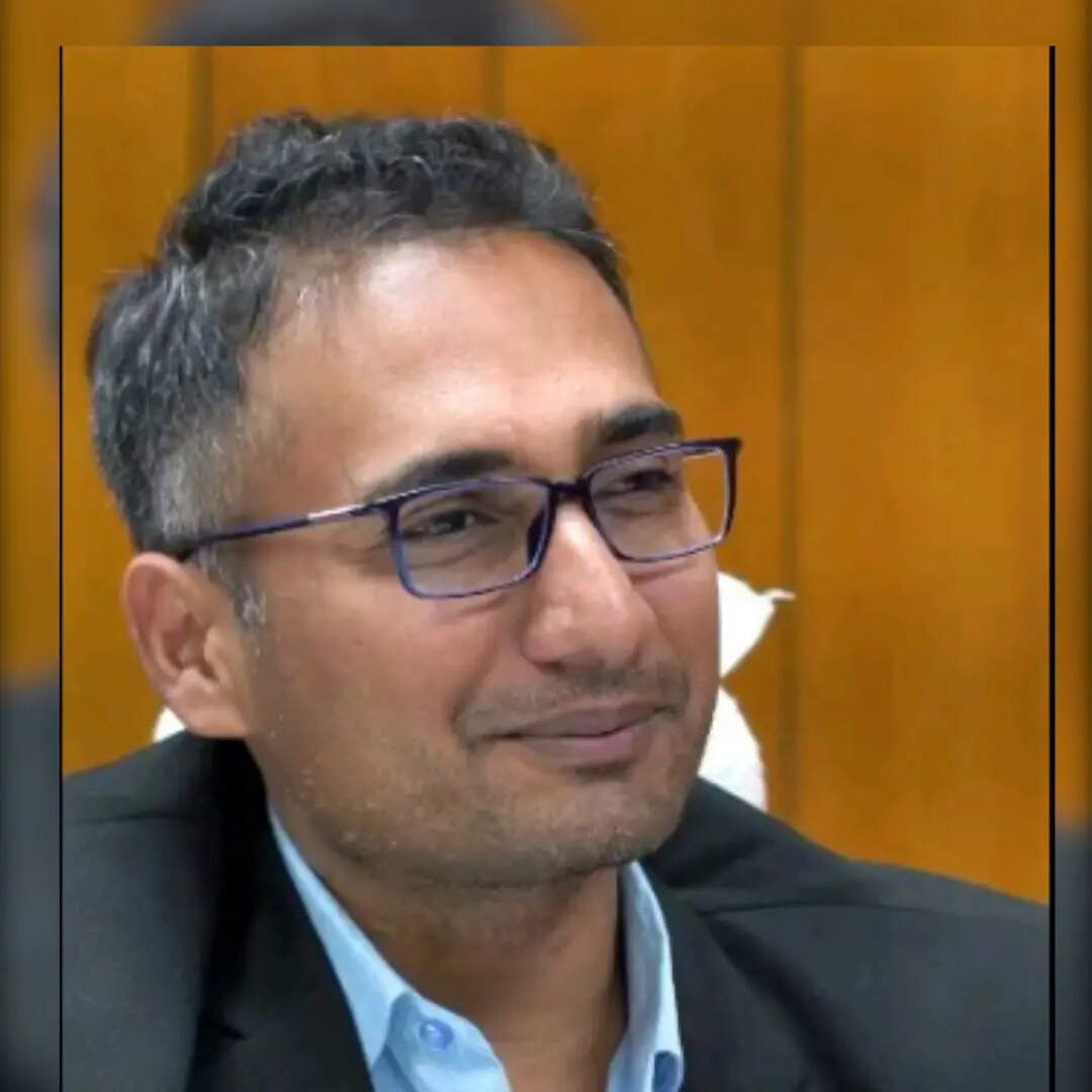 IIT IIM से ली डिग्री विदेश में लाखों की छोड़ी नौकरी फिर UPSC टॉप कर बने आईएएस अधिकारी