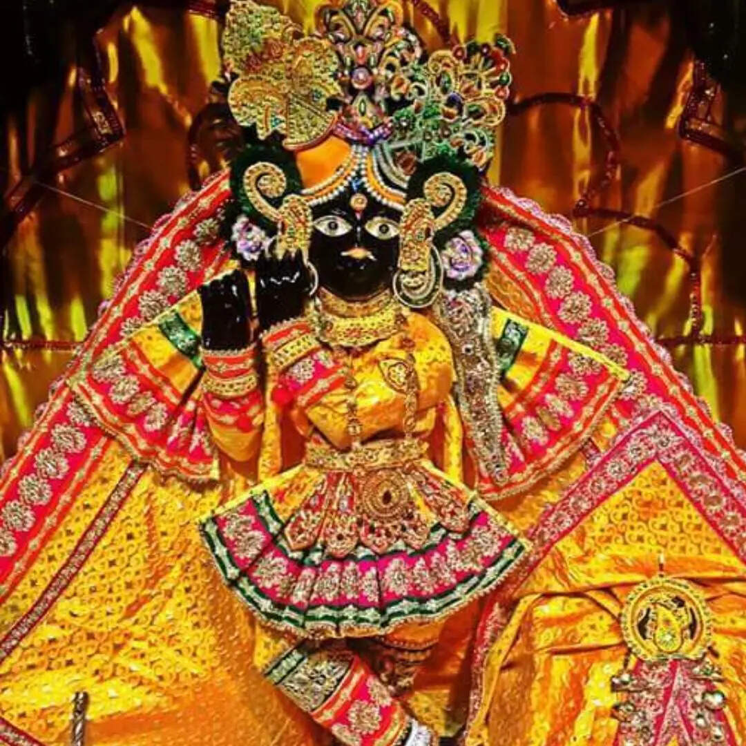अक्षय तृतीया तिथि पर ही श्री बांके बिहारी जी के मंदिर में श्री विग्रह के चरणों के दर्शन होते हैं। ये दर्शन साल में सिर्फ एक बार ही अक्षय तृतीया के दिन होते हैं।