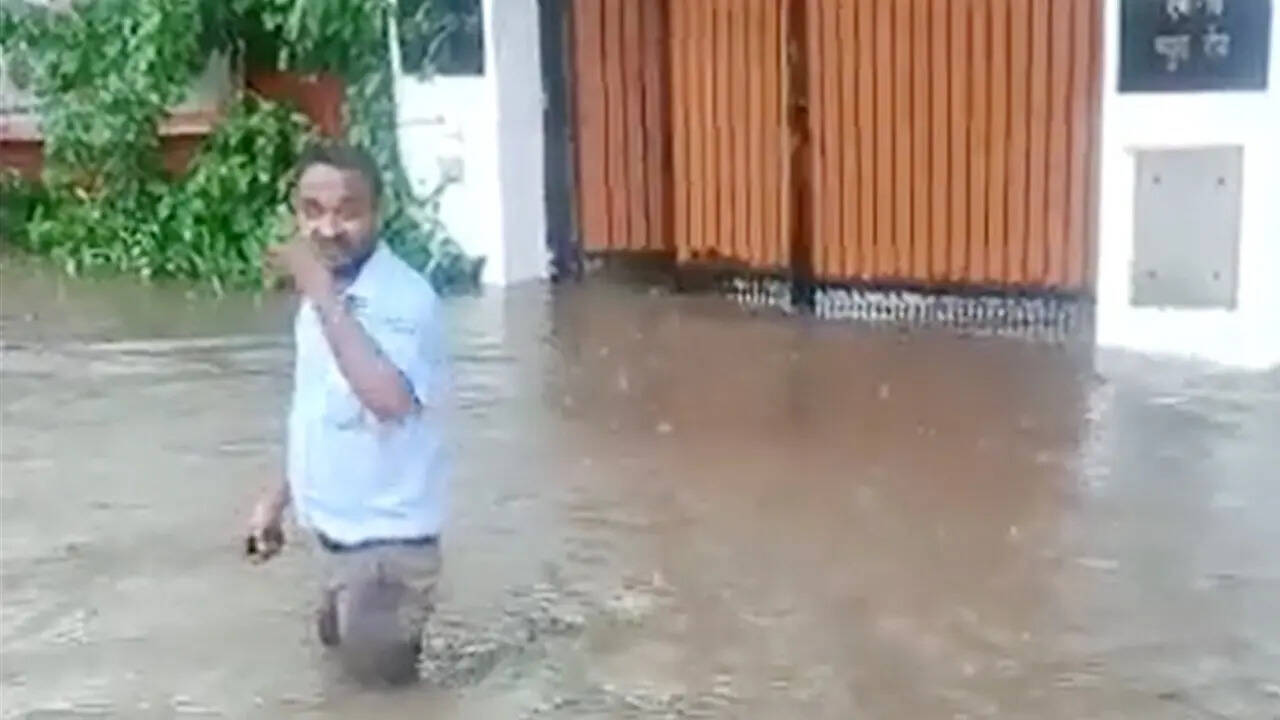 झज्झर में तालाब बनीं सड़कें