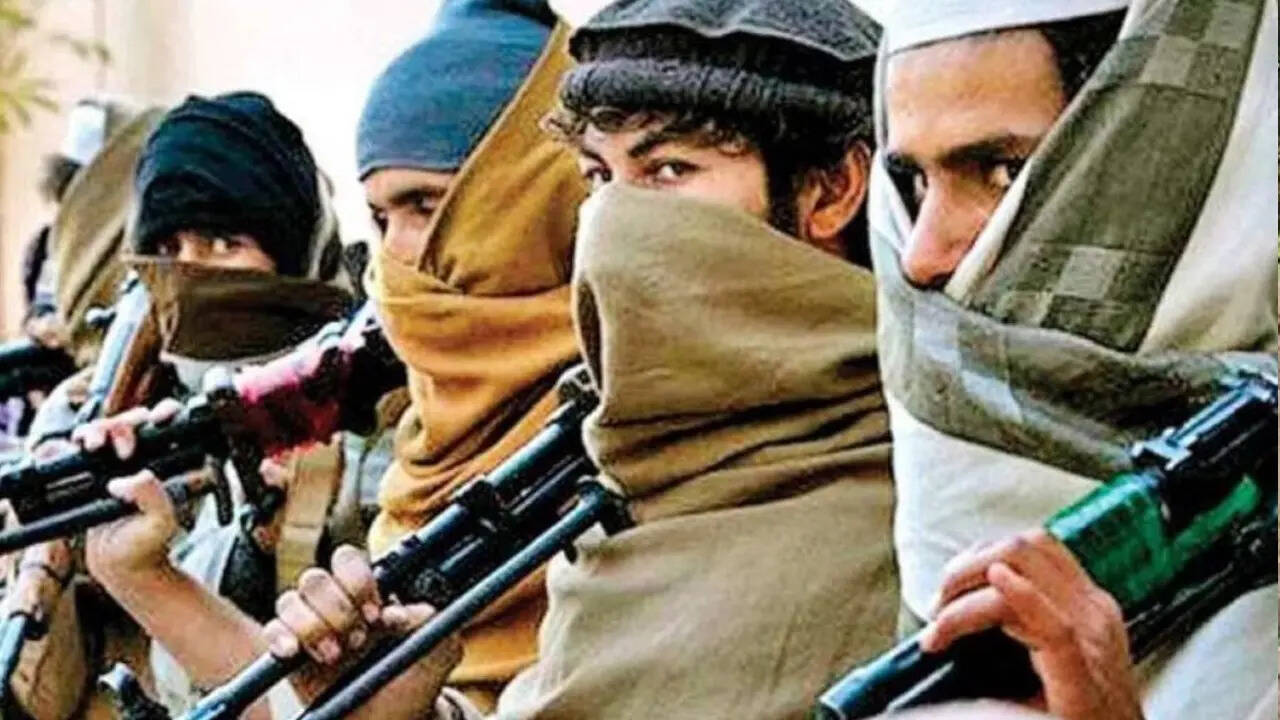 पाकिस्तान आर्मी की निगरानी में आतंकी हाफिज सईद