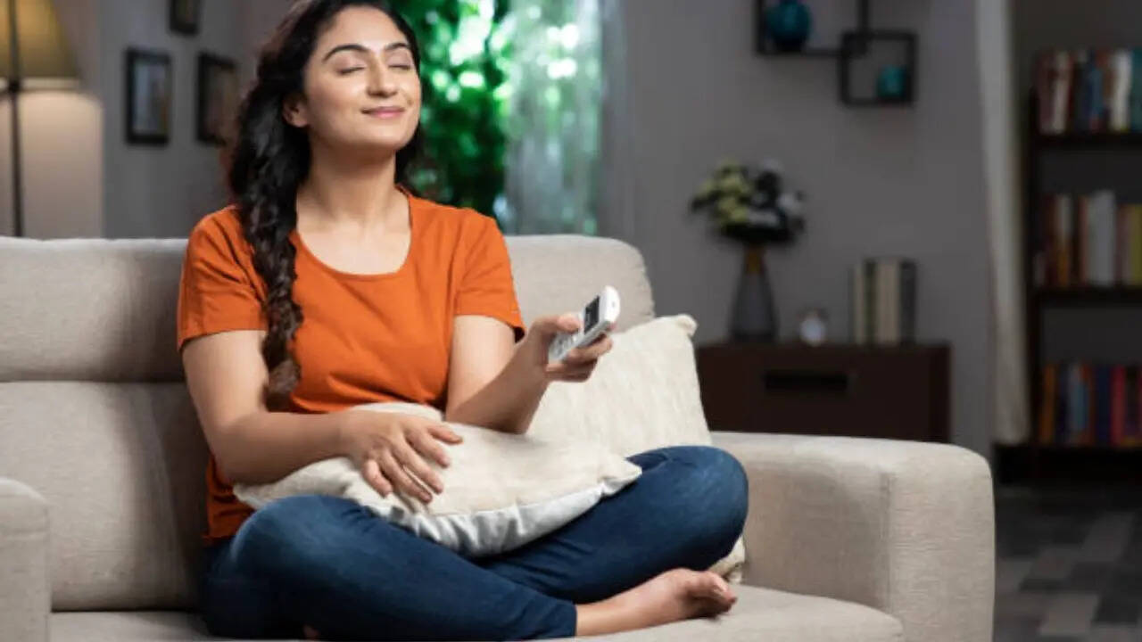 3. AC की जगह कूलर और क्रॉस-वेंटिलेशन का उपयोग करें