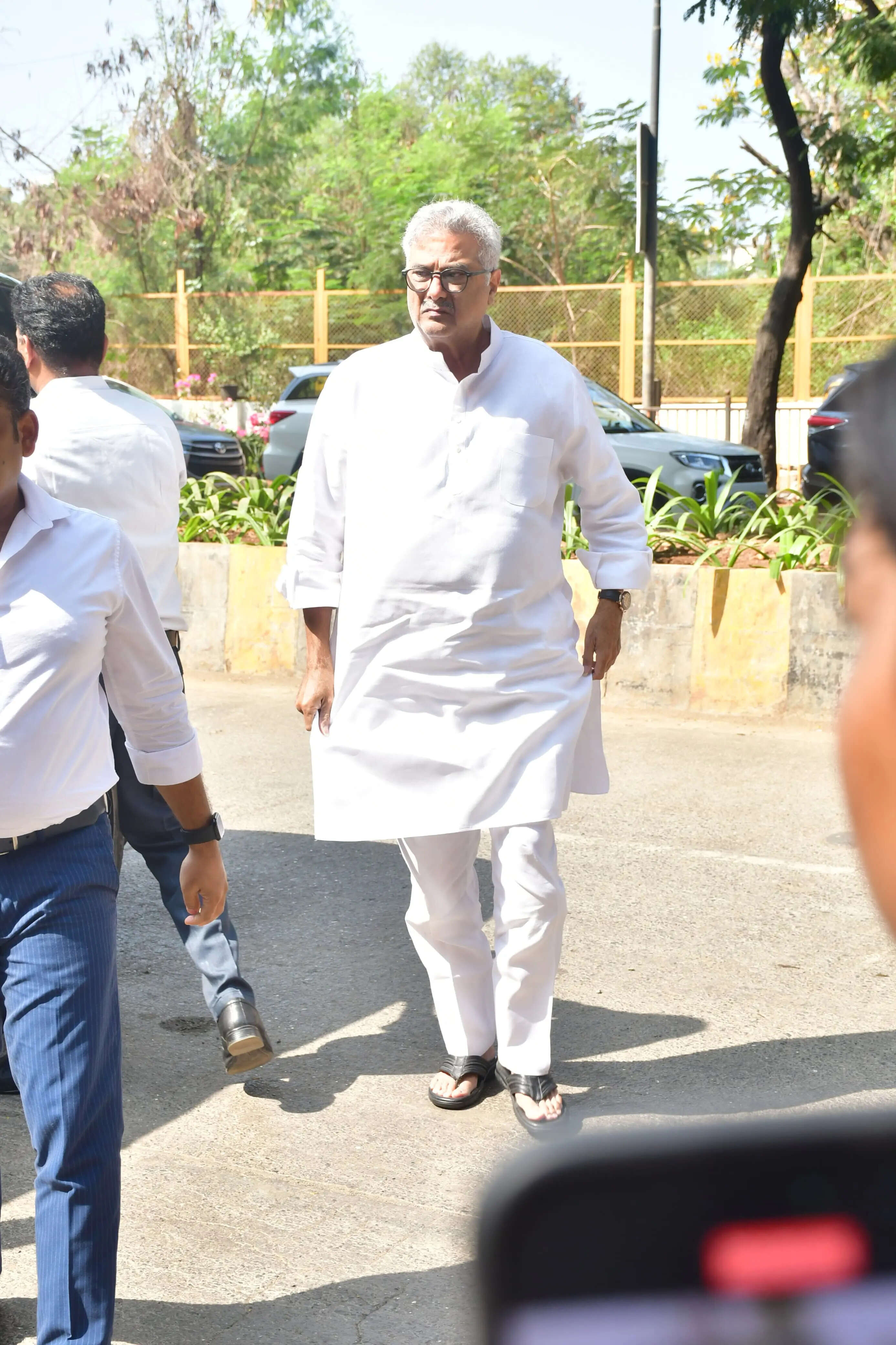 मां की अंतिम विदाई के लिए पहुंचे बोनी कपूर