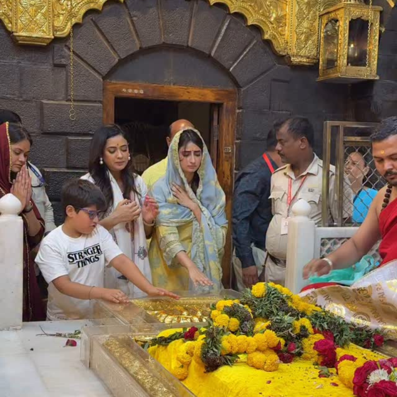 बेटी संग साईं बाबा के दरबार पहुंचीं श्वेता