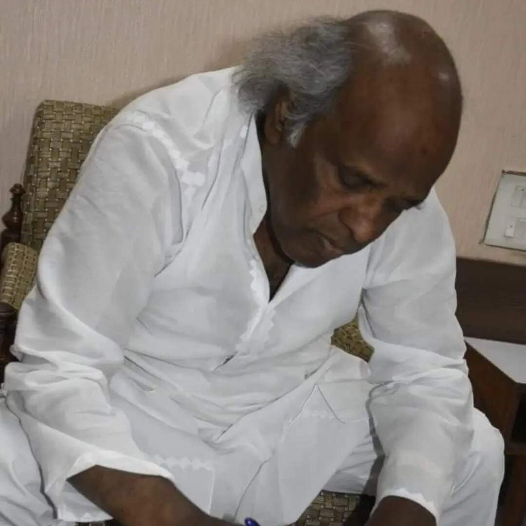 रोज़ तारों को नुमाइश में ख़लल पड़ता है चांद पागल है अंधेरे में निकल पड़ता है