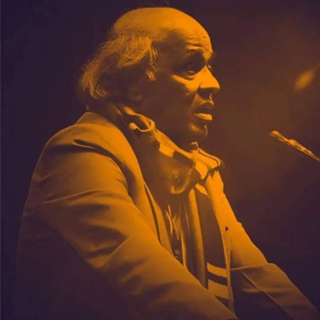 बहुत ग़ुरूर है दरिया को अपने होने पर जो मेरी प्यास से उलझे तो धज्जियां उड़ जाएं