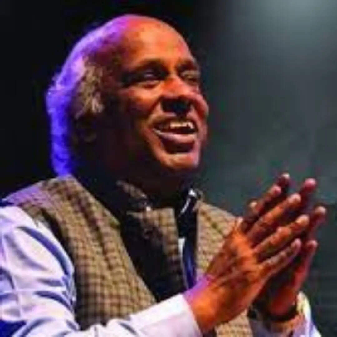 हम अपनी जान के दुश्मन को अपनी जान कहते हैं मोहब्बत की इसी मिट्टी को हिंदुस्तान कहते हैं