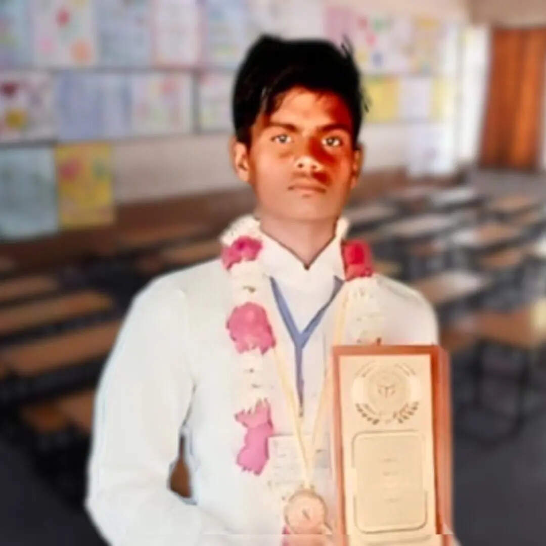 यूपी के इस गांव में है आजादी के बाद 10वीं पास करने वाला पहला छात्र