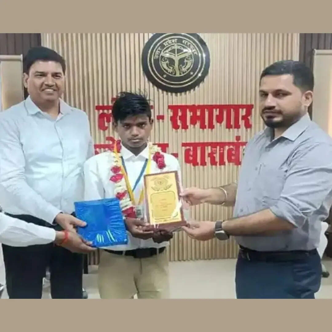 यूपी के इस गांव में 75 साल बाद किसी छात्र ने पास की 10वीं