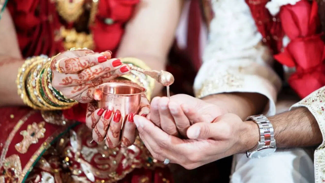 बताया गया चौथे दिन दुल्हन ससुराल से भाग निकली और मायके पहुंच गई। आखिर में दुल्हे ने हार मान ली और बेचारे ने पांचवे दिन उसी के प्रेमी से विवाह कर दिया।