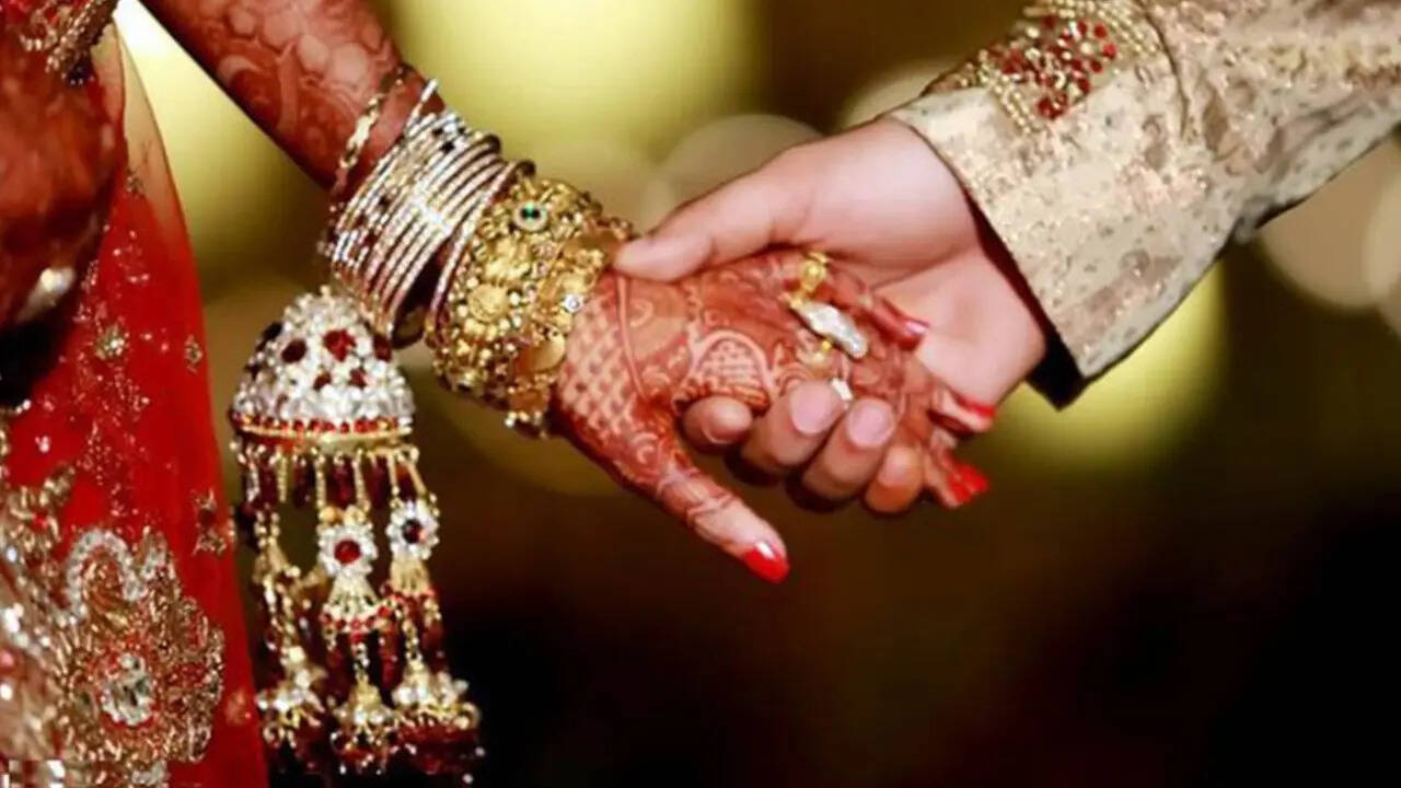 इधर इतना सुनना था और दूल्हे के पैरों तले जमीन खिसक गई। दूल्हे ने सुबह होते ही पूरी कहानी परिवार को बताई। दुल्हन के परिवार वालों को बुलाया गया। दोनों पक्षों में खूब हंगामा हुआ मगर दुल्हन नहीं मानी। 