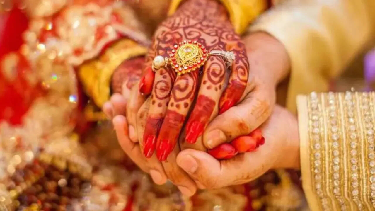 इतना ही नहीं दुल्हन को दूल्हा बिल्कुल भी पसंद नहीं है। दुल्हन कहती है कि उसका प्रेमी है और वो उससे बेहद प्यार करती है। वो दूल्हे से आगे कहती है कि तुमसे शादी में मैंने मजबूरी में की है। मुझे अपने प्रेमी से शादी करनी है।​