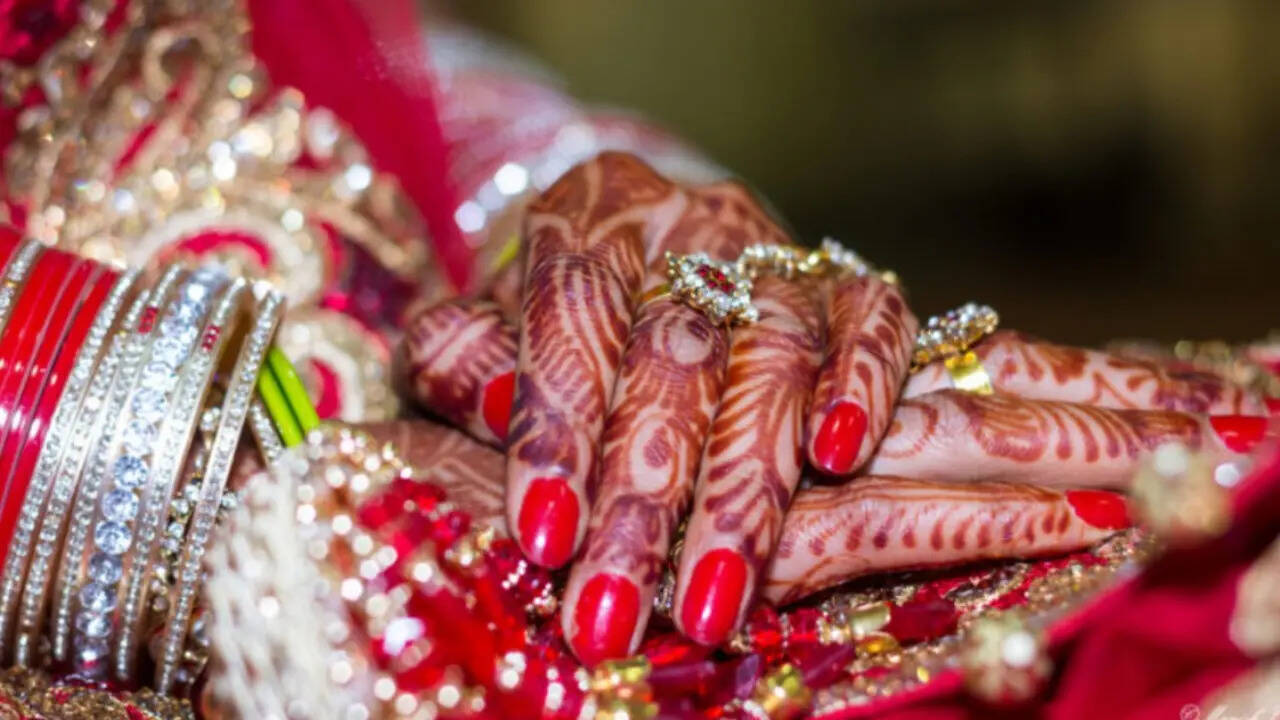 दूल्हे को बाद में मजबूरन दुल्हन का दूसरा विवाह कराना पड़ गया। पूरा मामला उत्तर प्रदेश में कुशीनगर का बताया गया है। यहां सुहागरात पर दुल्हन ने दूल्हे को देखते ही कहा कि वो उससे प्यार नहीं करती है।​